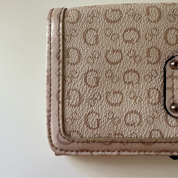 Guess pink trifold wallet - Picture 10 of 11